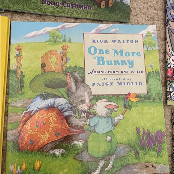 Children’s Kid Book Bundle Lot of 8 Easter Halloween - Picture 5 of 9